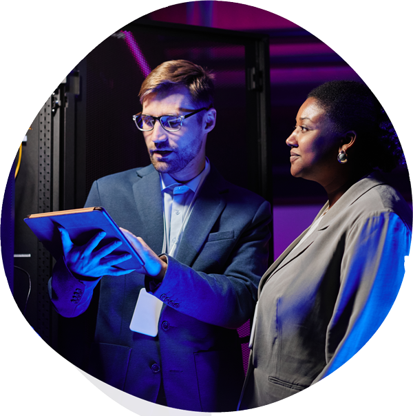 IT-specialisten van 4T Solutions bespreken zorgeloos IT-beheer voor bedrijven.